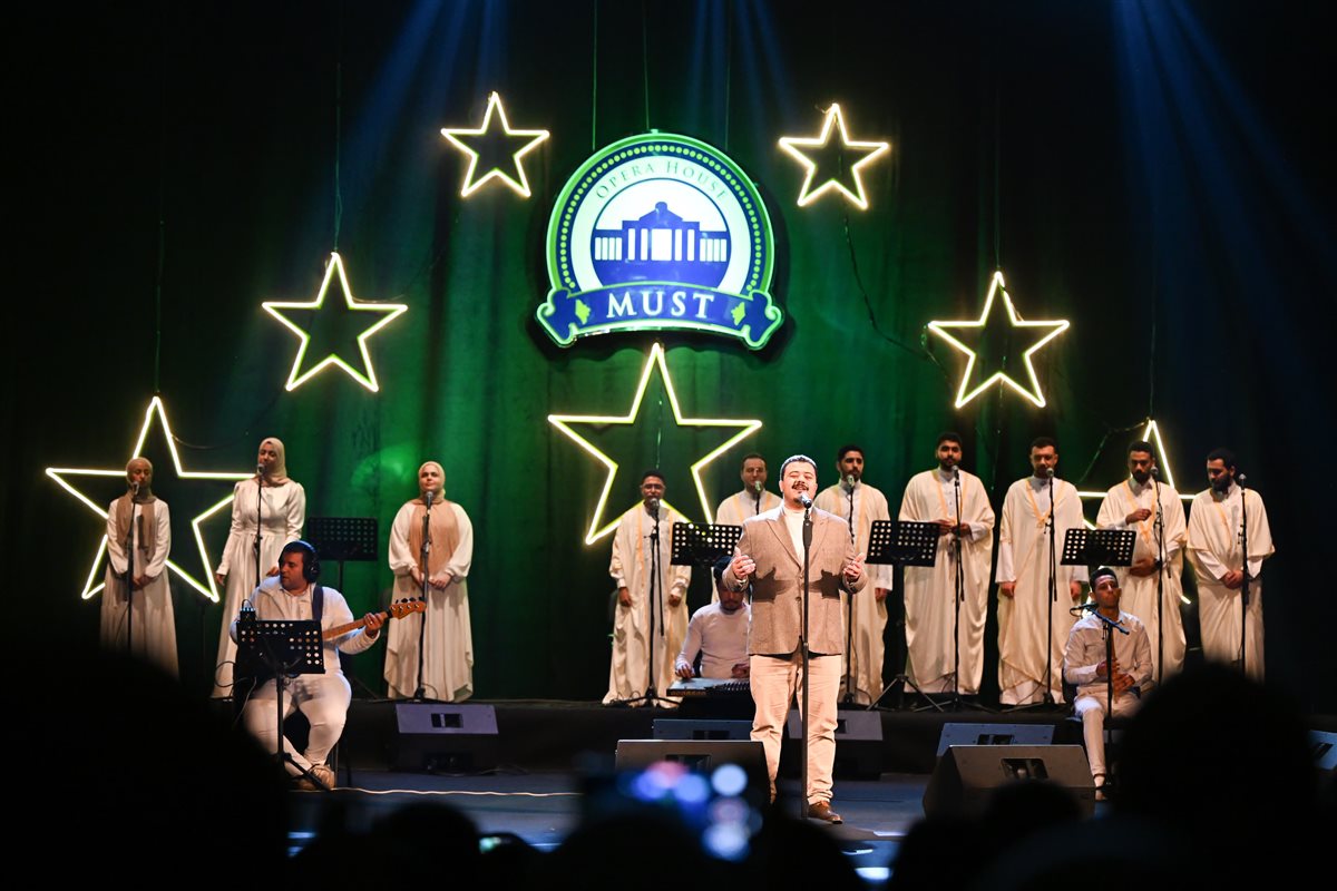 أحمد العمرى يُضيء مسرح أوبرا جامعة مصر للعلوم والتكنولوجيا بليلة روحانية استثنائية