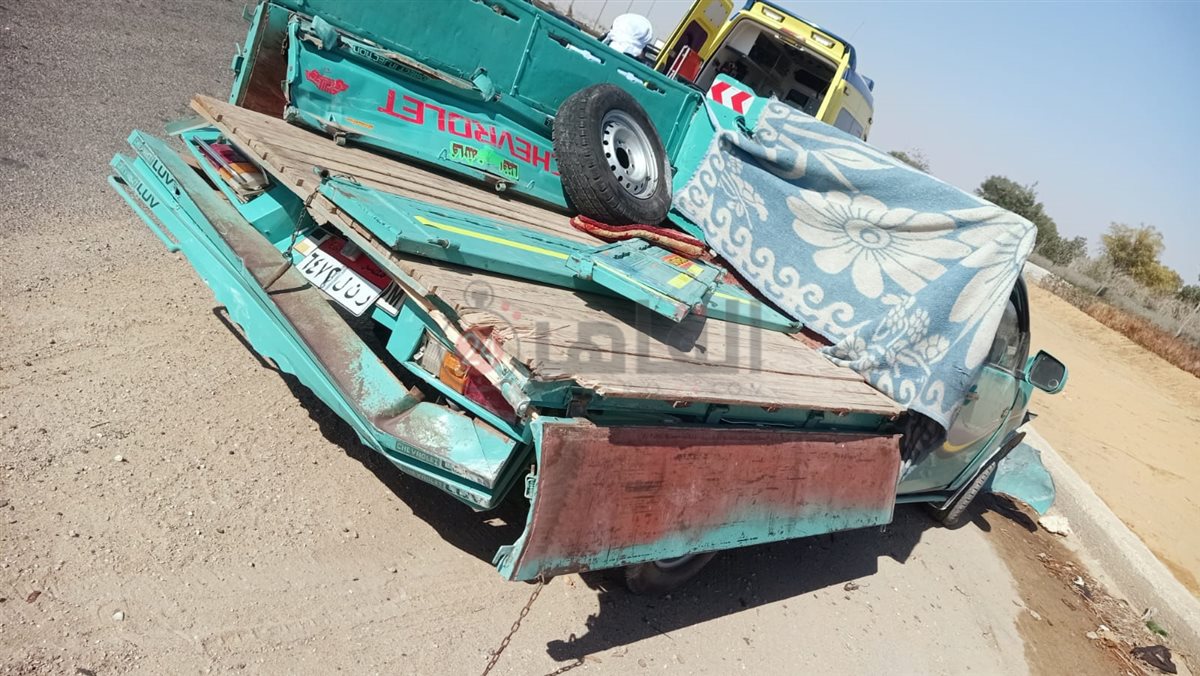 إصابة 10 عمال إثر انقلاب سيارة ربع نقل نزلة الأقليمى تابع مدينة بدر (1)