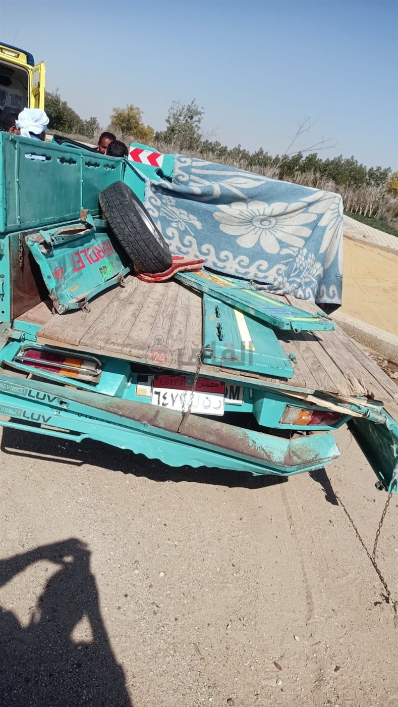 إصابة 10 عمال إثر انقلاب سيارة ربع نقل نزلة الأقليمى تابع مدينة بدر (2)