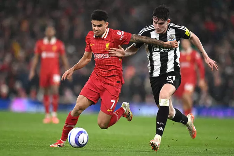 صورة من مباراة ليفربول ونيوكاسل