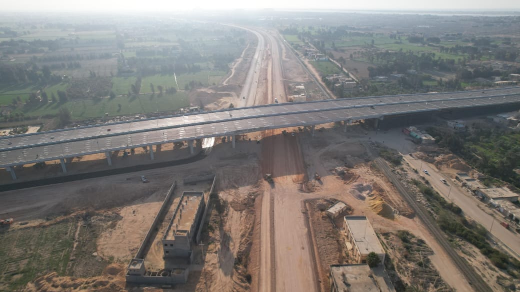أحدث صور لـ محور تقاطع طريق حسن علام مع مسار القطار السريع في مدينة برج العرب بالإسكندرية