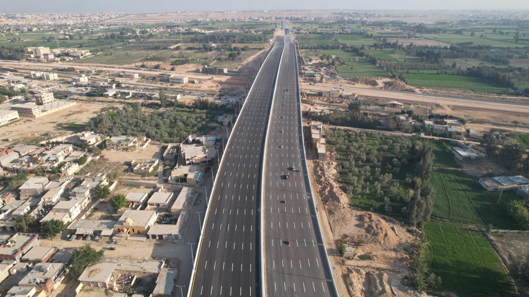 أحدث صور لـ محور تقاطع طريق حسن علام مع مسار القطار السريع في مدينة برج العرب بالإسكندرية