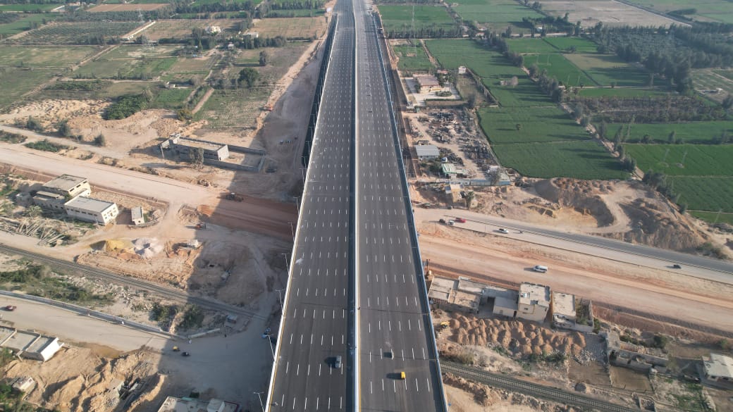 أحدث صور لـ محور تقاطع طريق حسن علام مع مسار القطار السريع في مدينة برج العرب بالإسكندرية