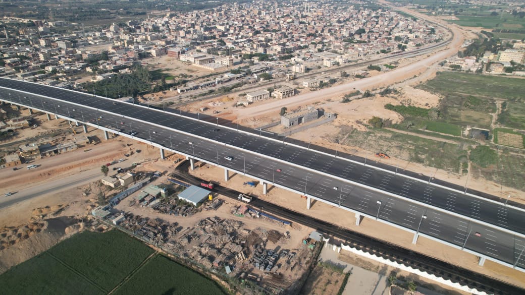 أحدث صور لـ محور تقاطع طريق حسن علام مع مسار القطار السريع في مدينة برج العرب بالإسكندرية