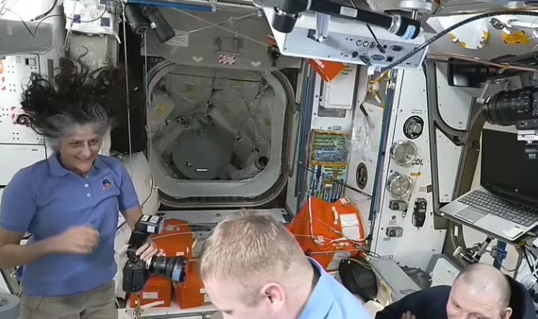 رواد الفضاء العالقين