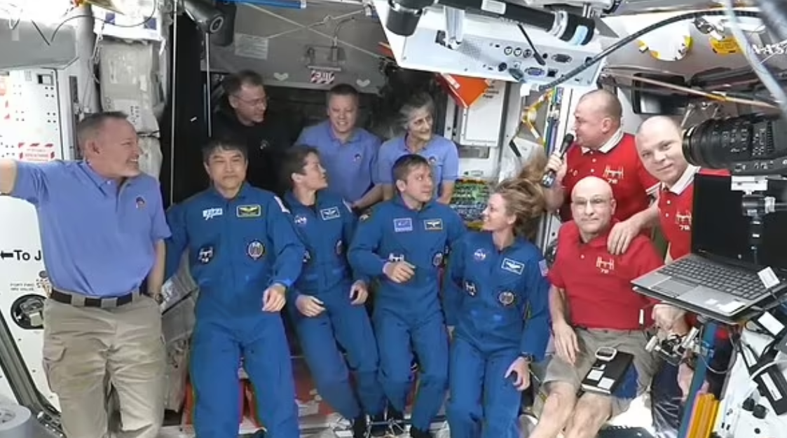 رواد الفضاء العالقين