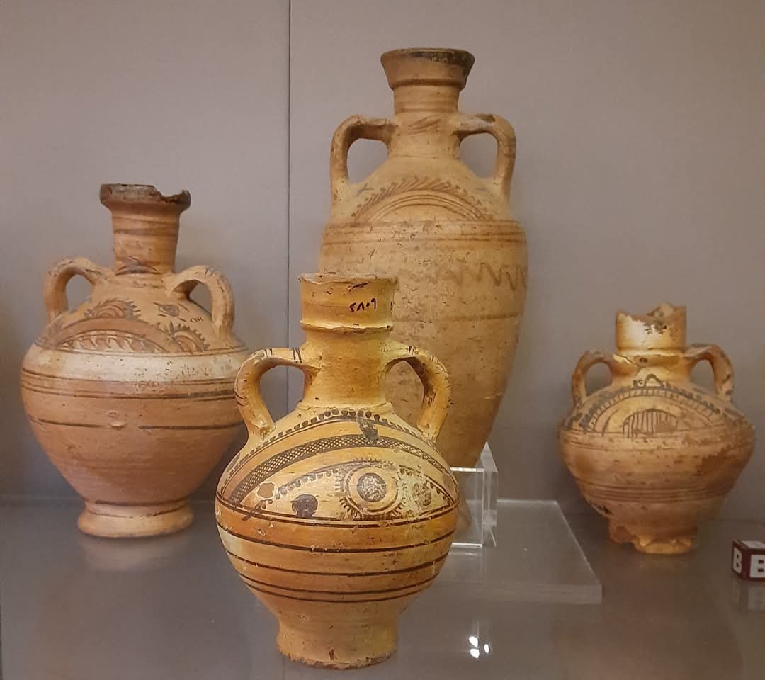 مجموعة من الأواني الفخارية