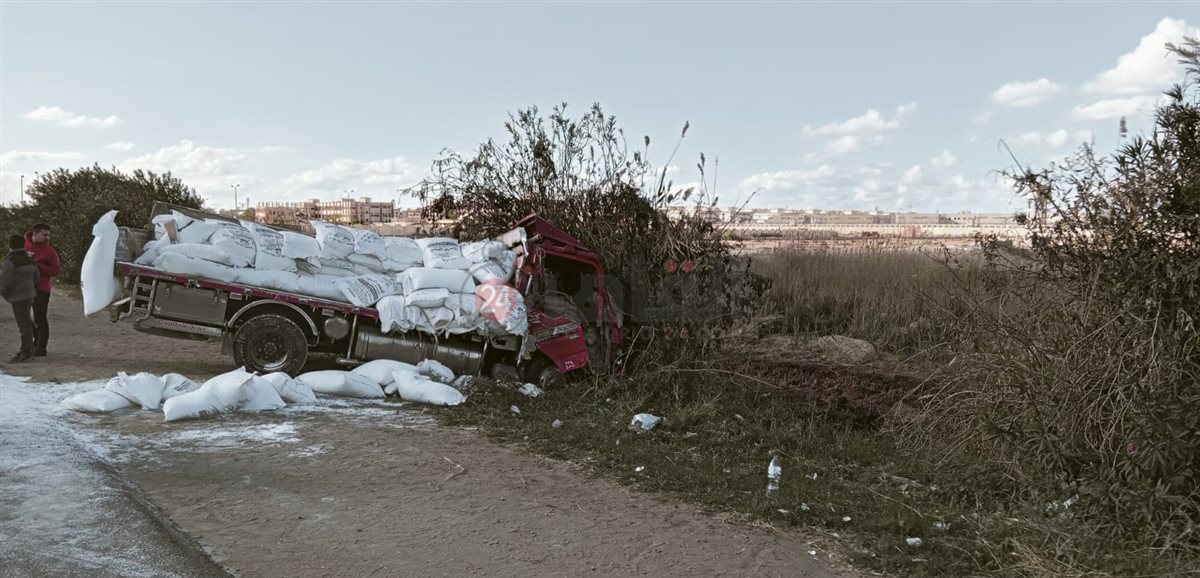 إصابة 4 أشخاص في انقلاب سيارة على الطريق الدولي الساحلي بجمصة (4)