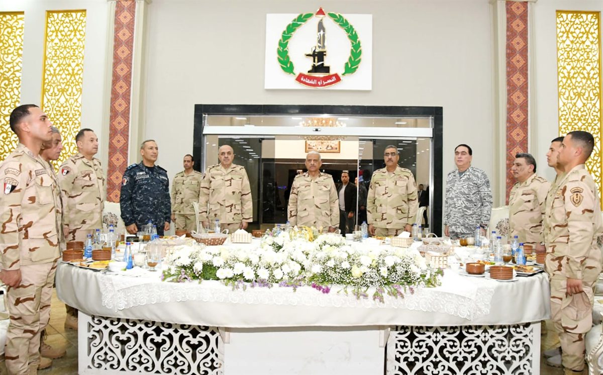 وزير الدفاع والإنتاج الحربى يشارك مقاتلى الجيش الثانى الميدانى تناول وجبة الإفطار