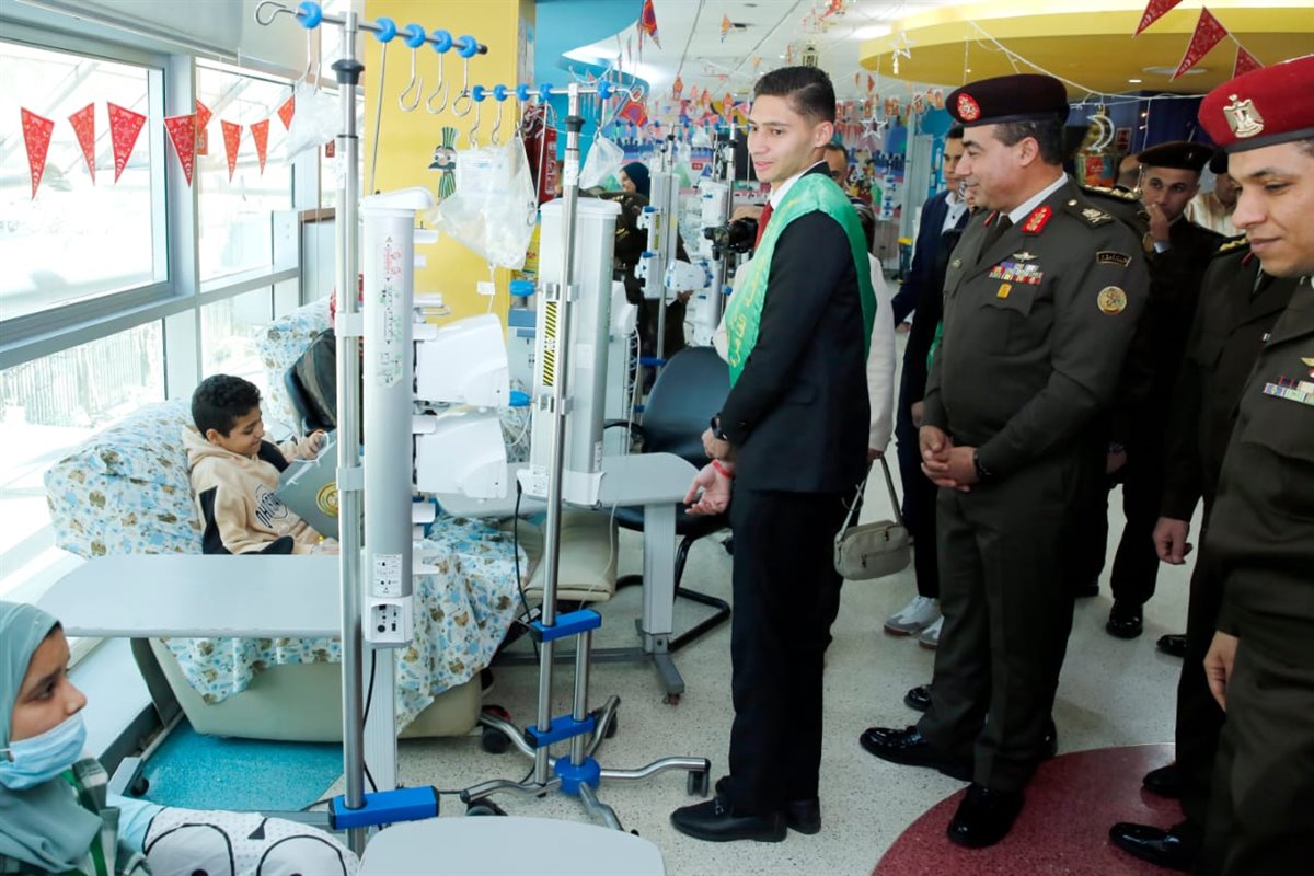 زيارة طلاب الجامعات الحكومية ومدارس التأسيس العسكرى إلى مستشفى سرطان الأطفال