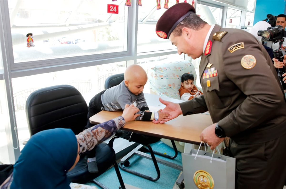 زيارة طلاب الجامعات الحكومية ومدارس التأسيس العسكرى إلى مستشفى سرطان الأطفال