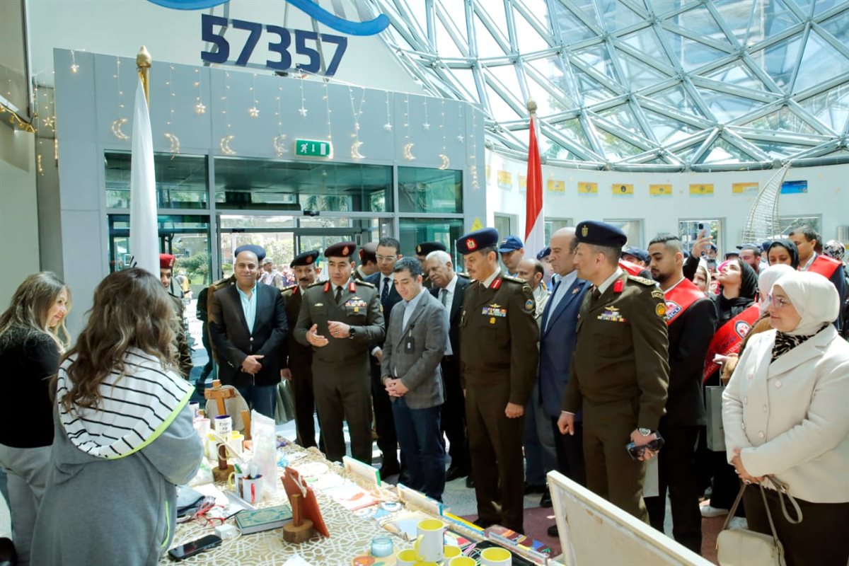 زيارة طلاب الجامعات الحكومية ومدارس التأسيس العسكرى إلى مستشفى سرطان الأطفال