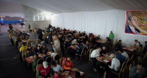 الداخلية توزع وجبات إفطار على المواطنين بالشوارع