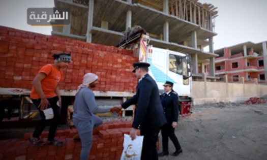 الداخلية توزع وجبات إفطار على المواطنين بالشوارع