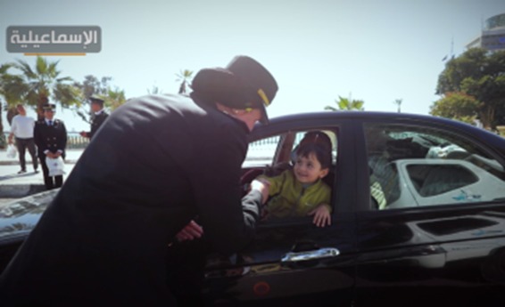 الداخلية توزع وجبات إفطار على المواطنين بالشوارع