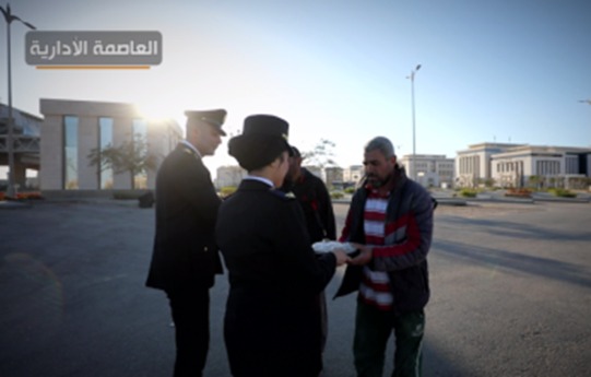 الداخلية توزع وجبات إفطار على المواطنين بالشوارع