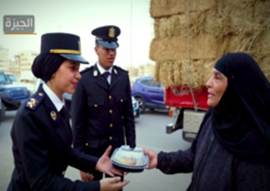 الداخلية توزع وجبات إفطار على المواطنين بالشوارع