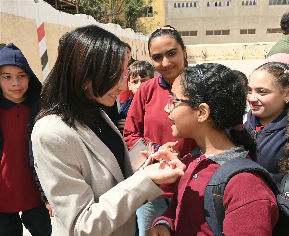 محافظ البحيرة تهنئ عدد من الطلاب بمدرسة على الجارم برشيد بمناسبة عيد الفطر 