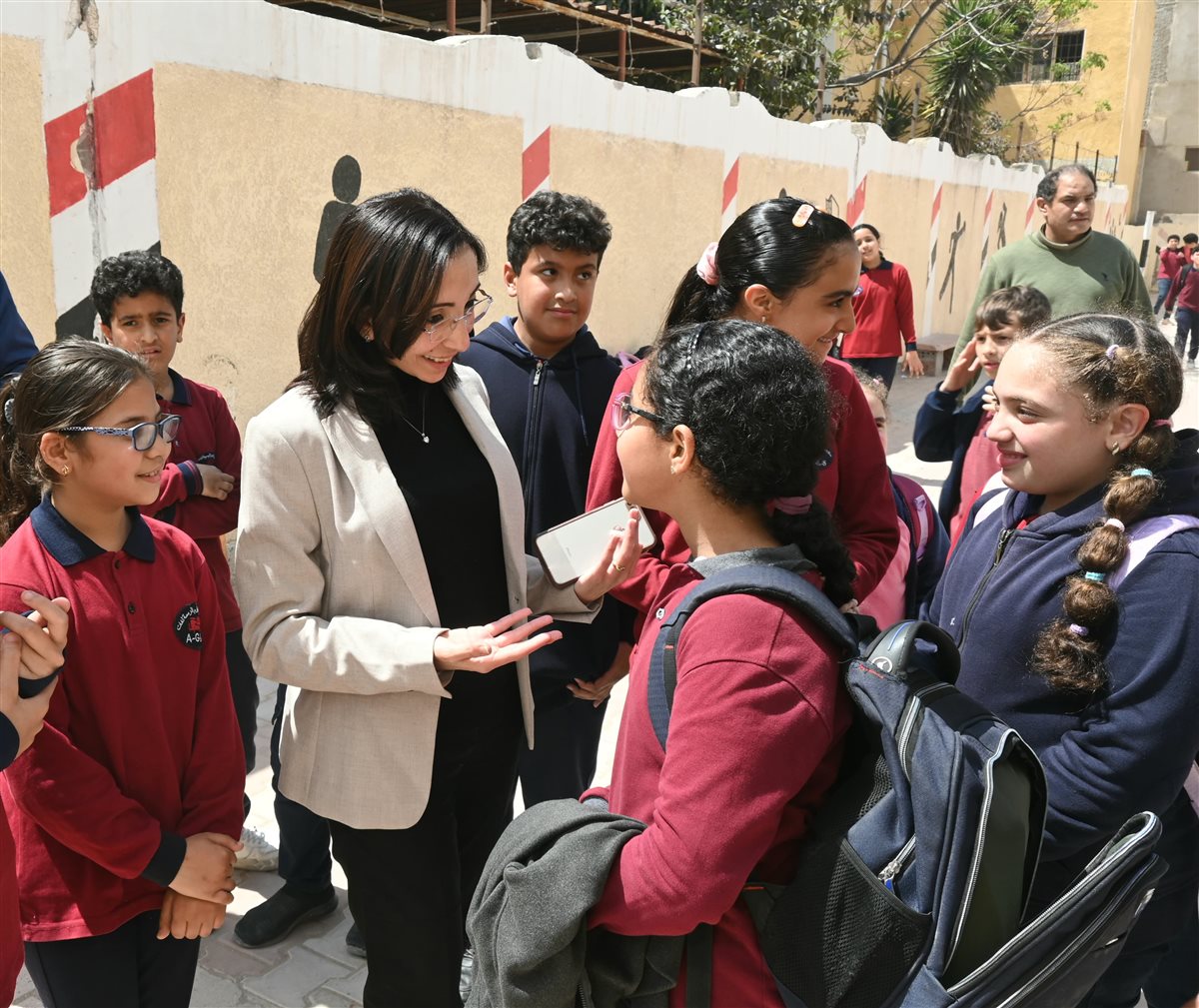 محافظ البحيرة تهنئ عدد من الطلاب بمدرسة على الجارم برشيد بمناسبة عيد الفطر 