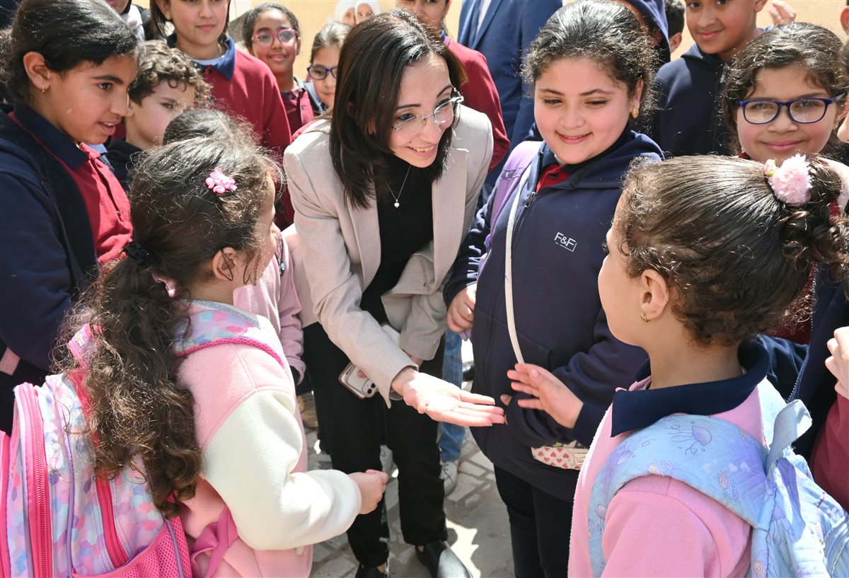 محافظ البحيرة تهنئ عدد من الطلاب بمدرسة على الجارم برشيد بمناسبة عيد الفطر 