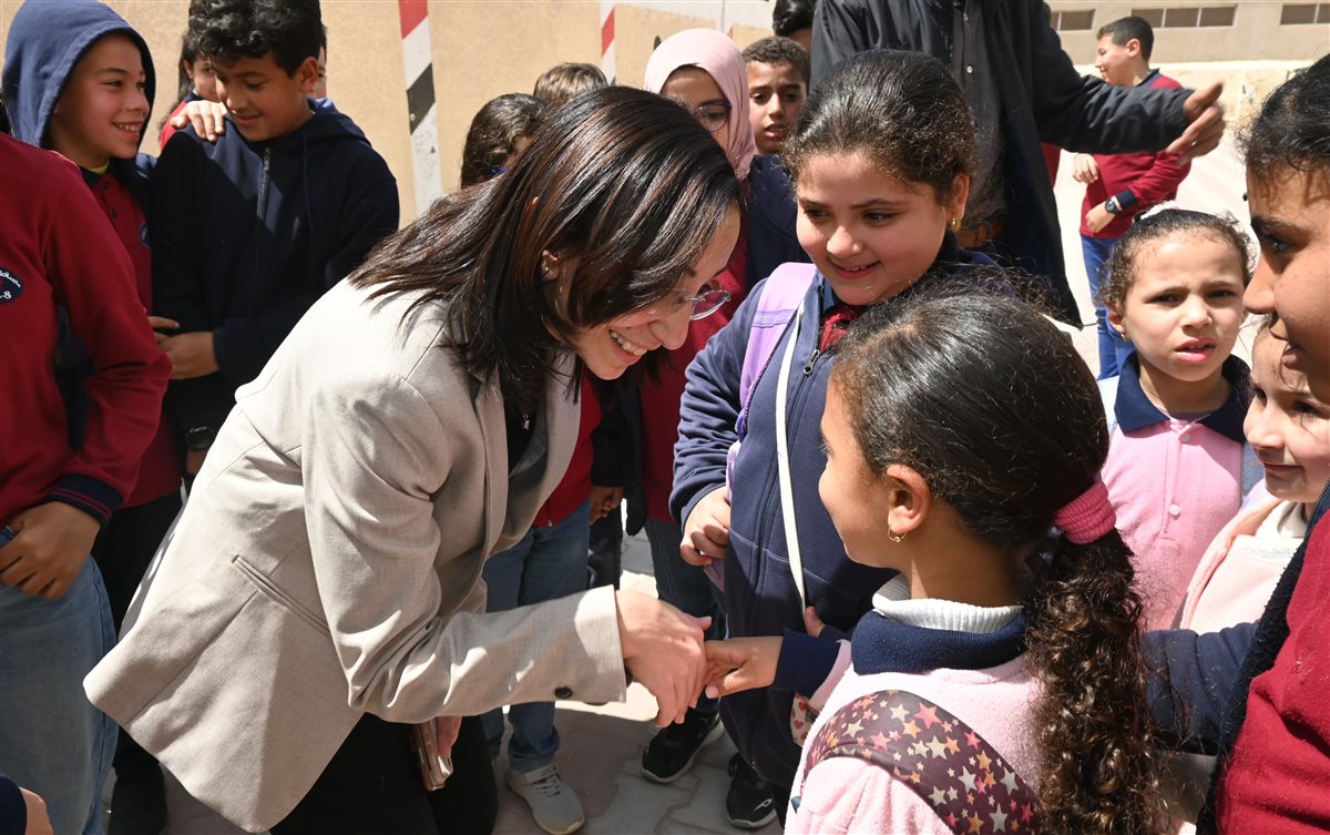 محافظ البحيرة تهنئ عدد من الطلاب بمدرسة على الجارم برشيد بمناسبة عيد الفطر 