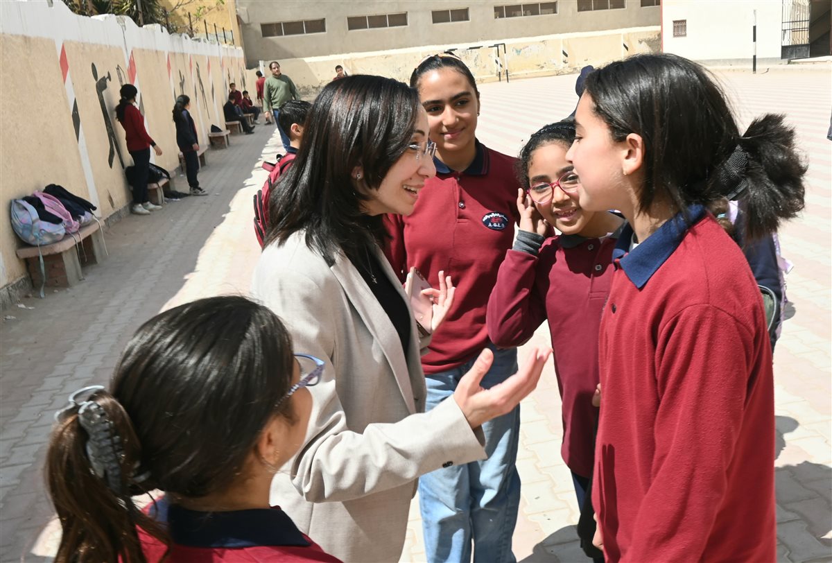 محافظ البحيرة تهنئ عدد من الطلاب بمدرسة على الجارم برشيد بمناسبة عيد الفطر 