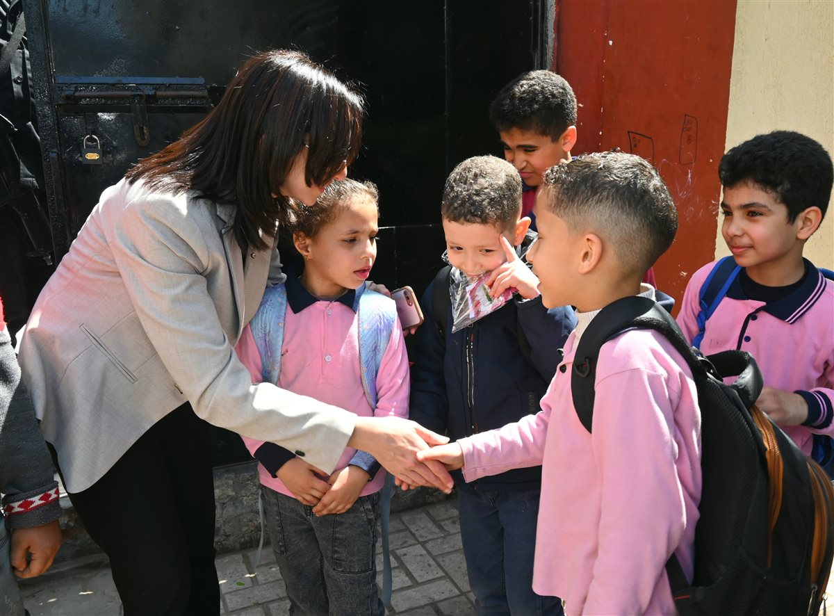 محافظ البحيرة تهنئ عدد من الطلاب بمدرسة على الجارم برشيد بمناسبة عيد الفطر 