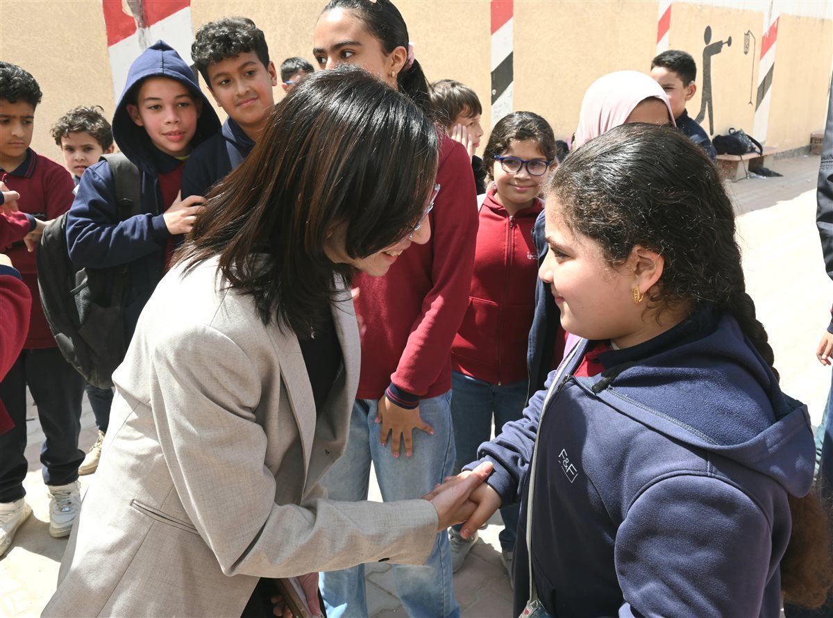 محافظ البحيرة تهنئ عدد من الطلاب بمدرسة على الجارم برشيد بمناسبة عيد الفطر 