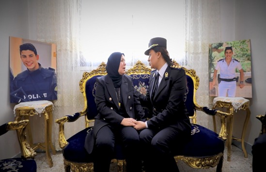 الداخلية تشارك أسر شهداء الشرطة الاحتفال بالعيد وتوزع هدايا الرئيس عليهم