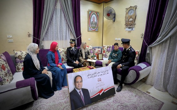 الداخلية تشارك أسر شهداء الشرطة الاحتفال بالعيد وتوزع هدايا الرئيس عليهم