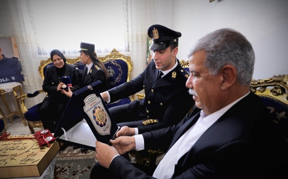 الداخلية تشارك أسر شهداء الشرطة الاحتفال بالعيد وتوزع هدايا الرئيس عليهم