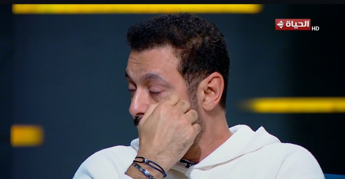 لم يتمالك دموعه.. مصطفى شعبان يبكي بعد الحديث عن الراحل شقيقه الأصغر: ربنا ما يكتبها على حد