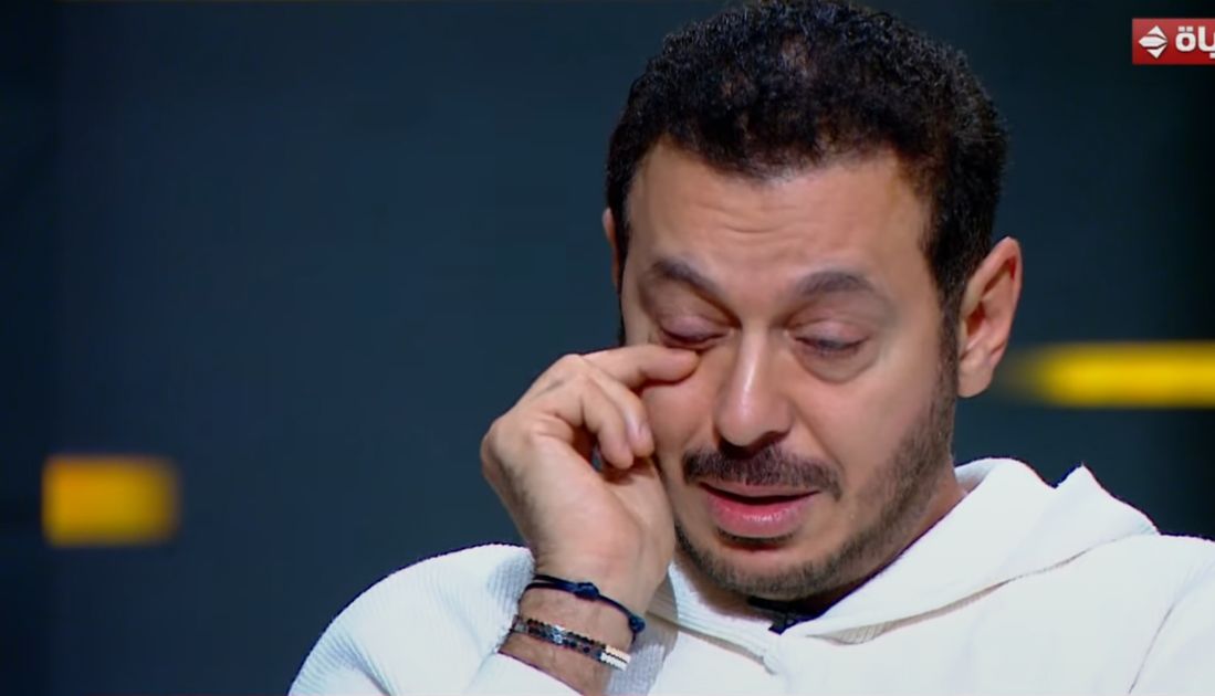 لم يتمالك دموعه.. مصطفى شعبان يبكي بعد الحديث عن الراحل شقيقه الأصغر: ربنا ما يكتبها على حد