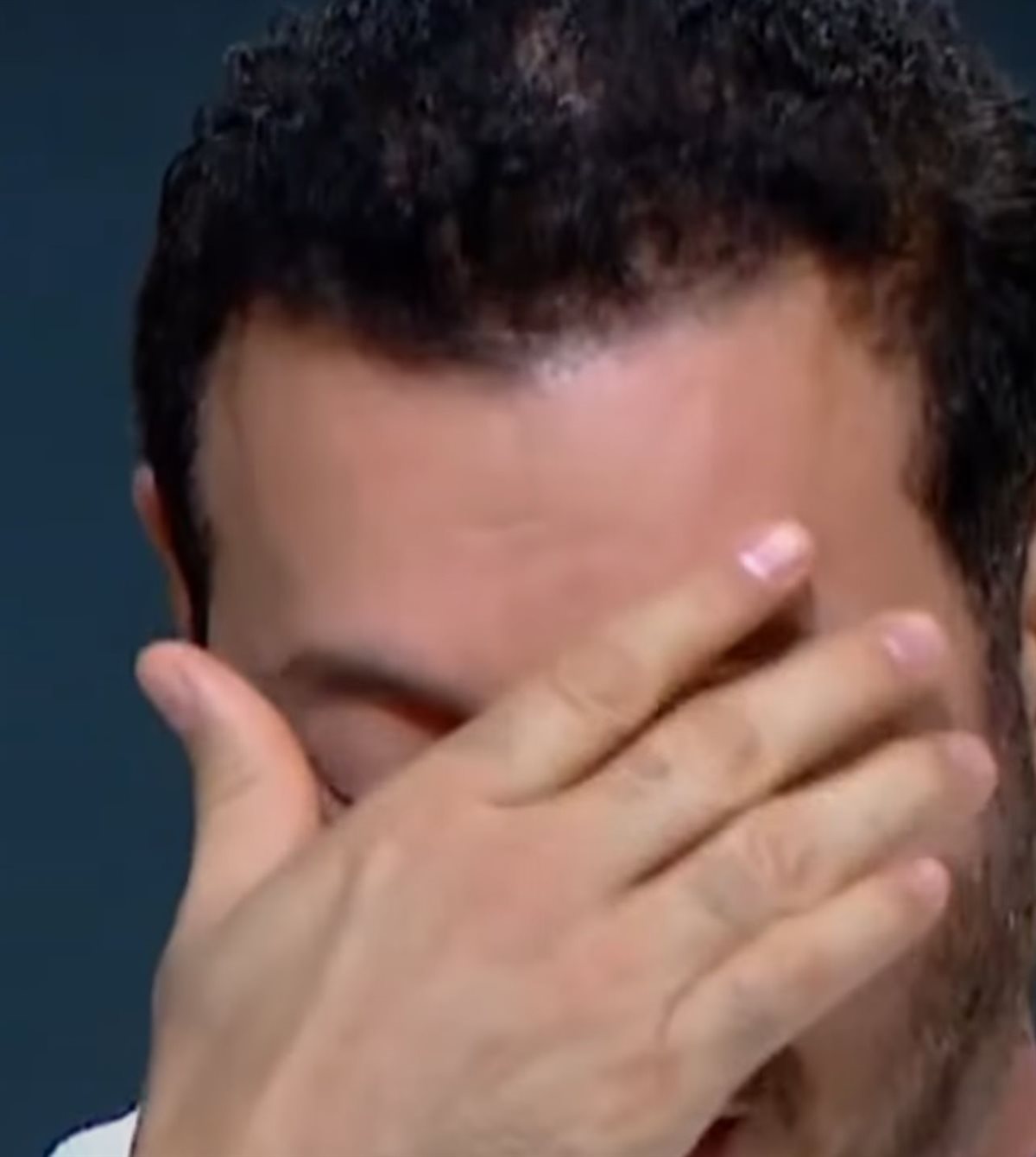 لم يتمالك دموعه.. مصطفى شعبان يبكي بعد الحديث عن الراحل شقيقه الأصغر: ربنا ما يكتبها على حد