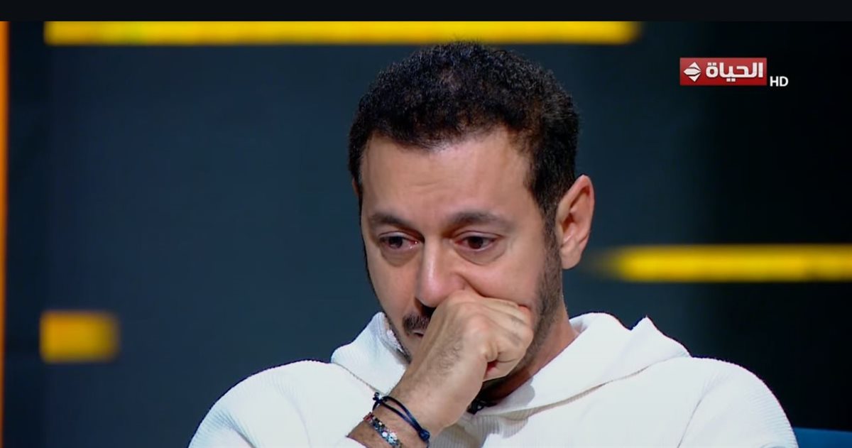 لم يتمالك دموعه.. مصطفى شعبان يبكي بعد الحديث عن الراحل شقيقه الأصغر: ربنا ما يكتبها على حد