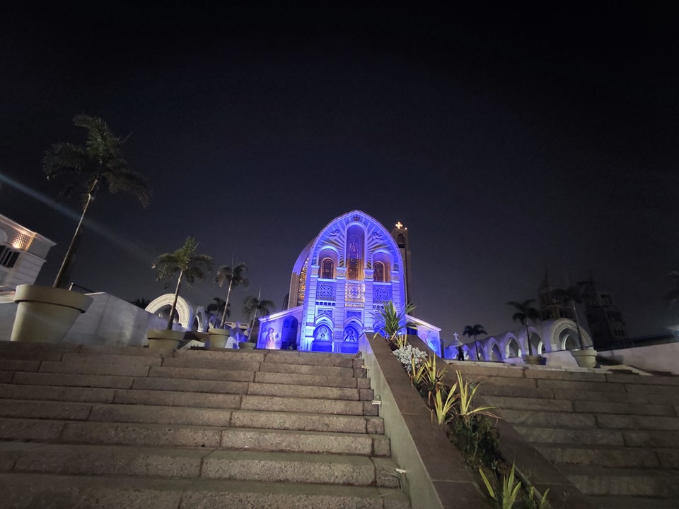 الكاتدرائية المرقسية تضيء أنوارها باللون الأزرق