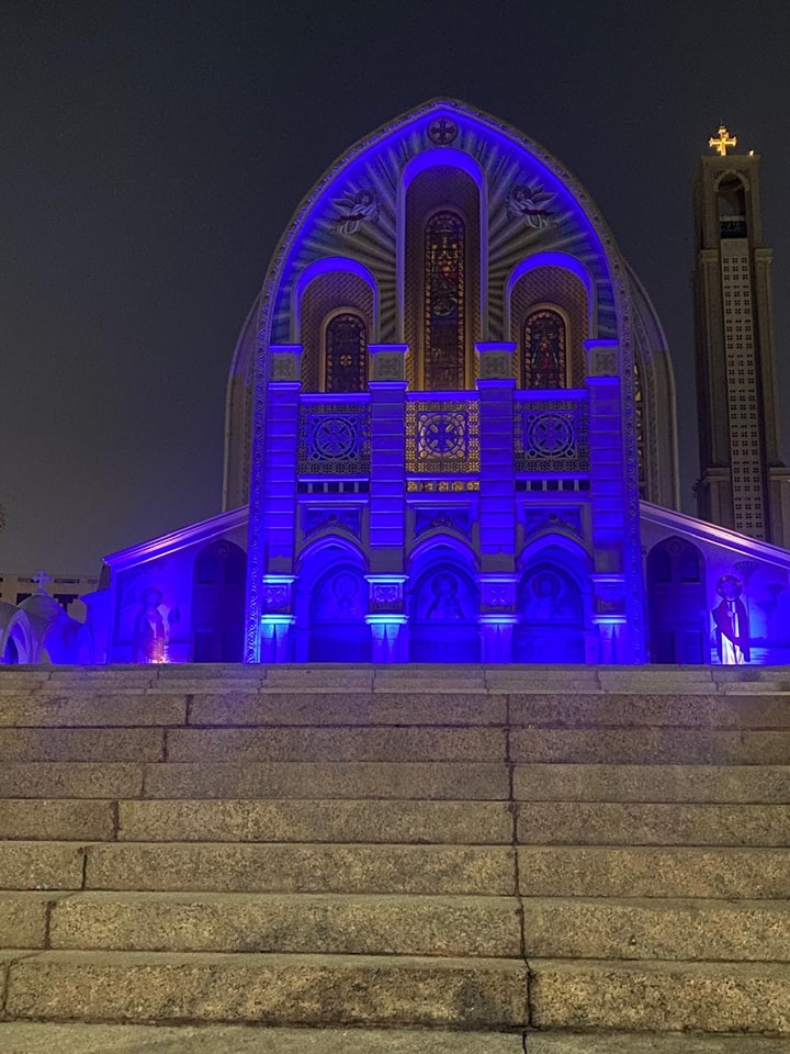 الكاتدرائية المرقسية تضيء أنوارها باللون الأزرق