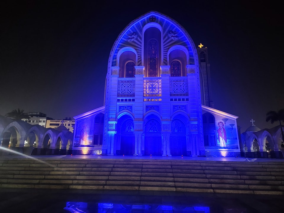 الكاتدرائية المرقسية تضيء أنوارها باللون الأزرق