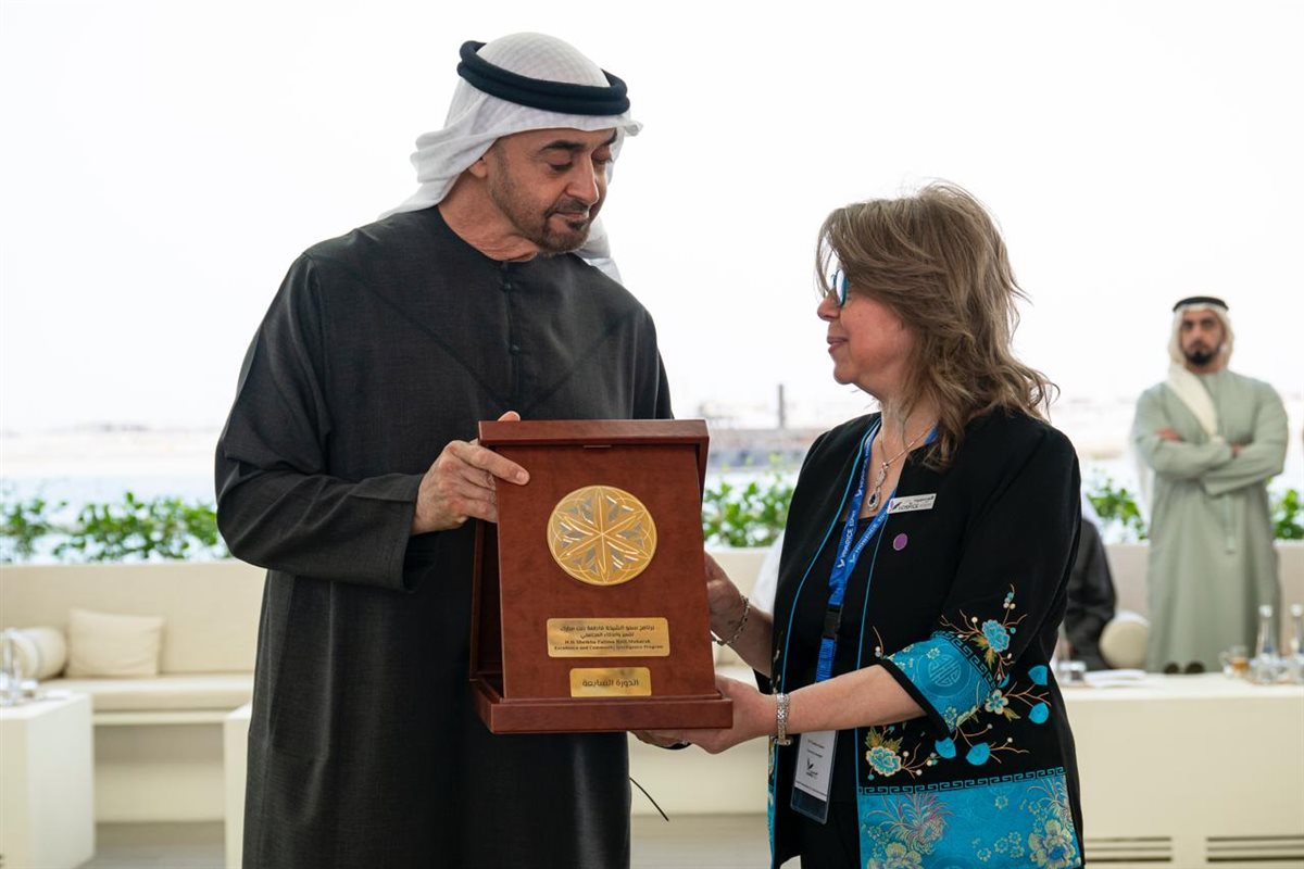 سمو الشيخ محمد بن زايد آل نهيان يسلم جائزة المركز الأول لهوسبيس مصر