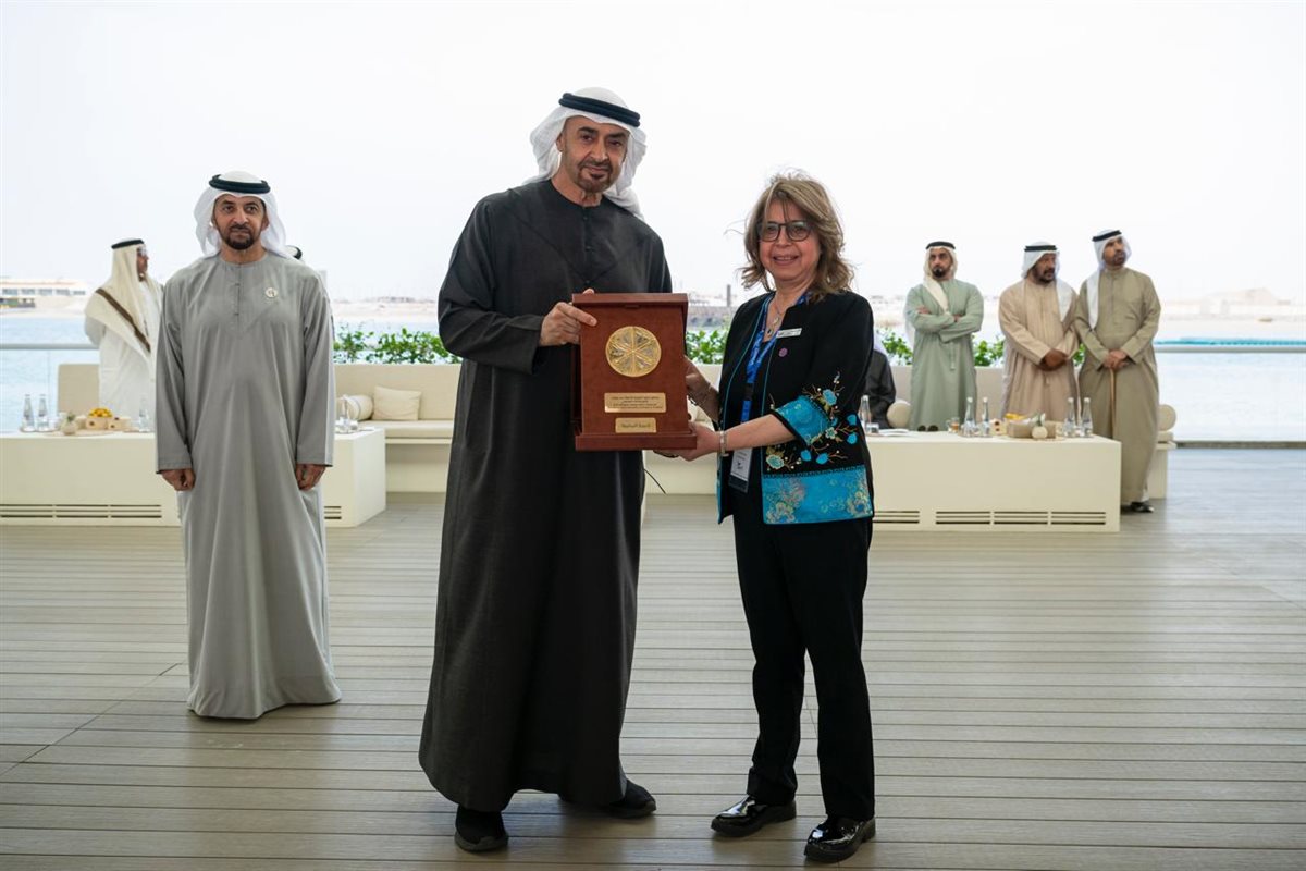 سمو الشيخ محمد بن زايد آل نهيان يسلم جائزة المركز الأول لهوسبيس مصر