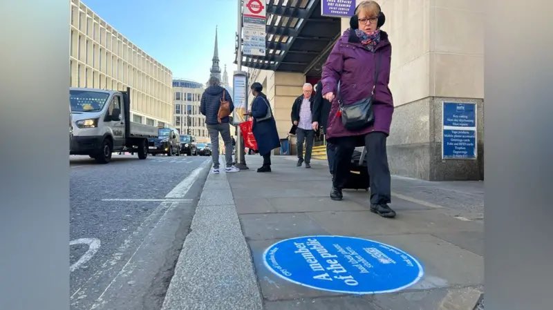 لافتات أرضية تحذيرية للمواطنين في لندن