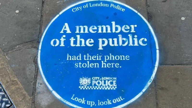 لافتات أرضية تحذيرية للمواطنين في لندن