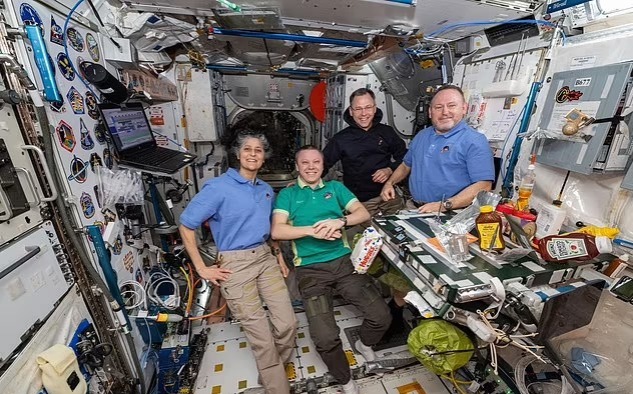 طاقم ناسا العالق في الفضاء 