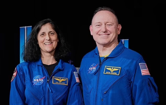 طاقم ناسا العالق في الفضاء 