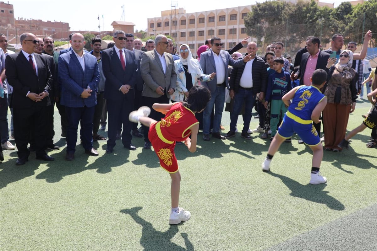 محافظ الجيزة يشارك الأطفال الأيتام فرحتهم بالأنشطة الرياضية بمركز شباب الصف