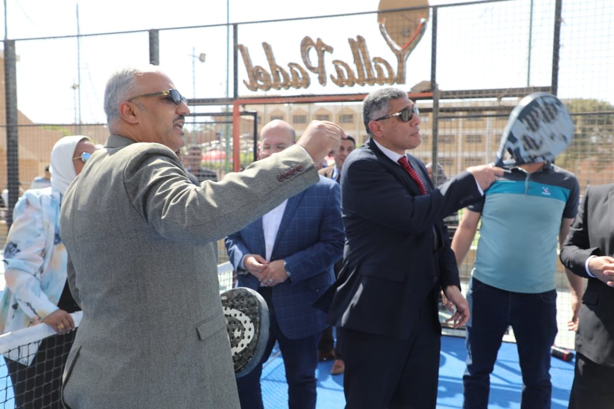 محافظ الجيزة يشارك الأطفال الأيتام فرحتهم بالأنشطة الرياضية بمركز شباب الصف