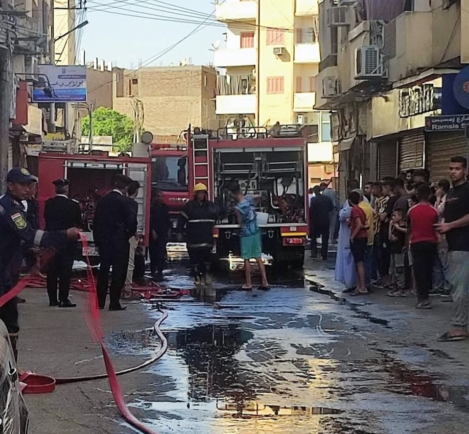 حريق هائل اعلى سنتر تجاري بالأقصر