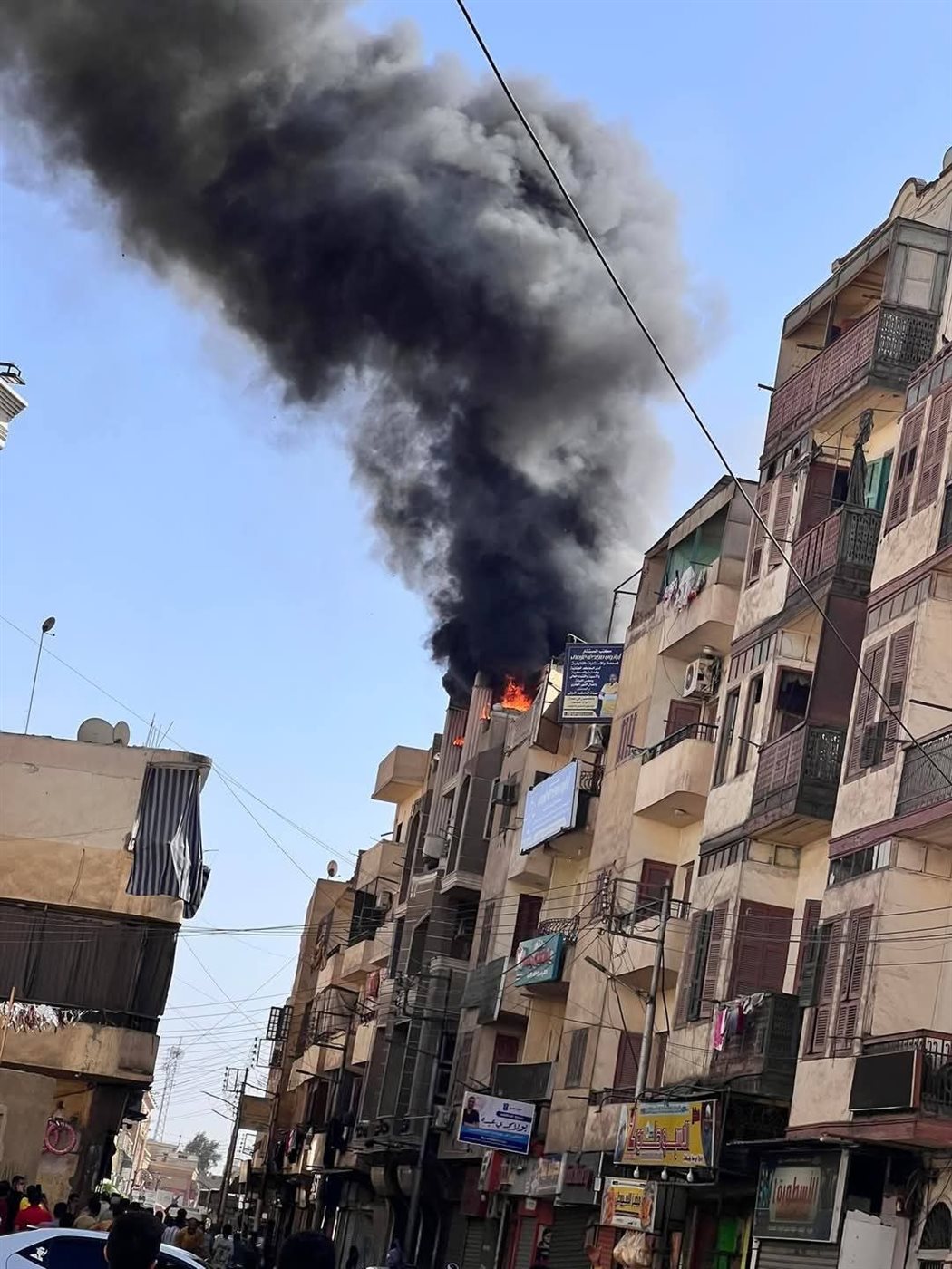 حريق هائل اعلى سنتر تجاري بالأقصر