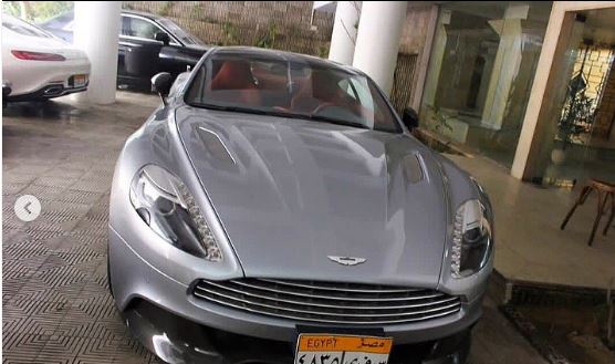 سياراتداخل جراج ميشيل أحد