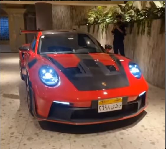 سياراتداخل جراج ميشيل أحد